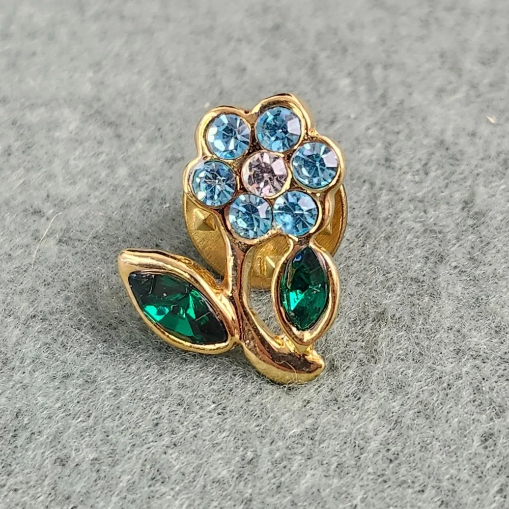 Vintage‎ Rhinestone Flower Light Blue Gold Tone Metal Lapel Pin